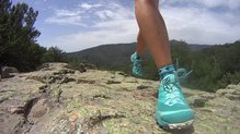 La Sportiva Akyra con aspecto agresivo y diseo geomtrico inspirado en el origami.