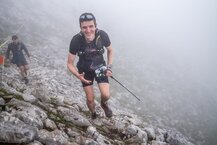 Subiendo al Aizkorri por terreno pedregoso (Foto: Quim Farrero)