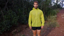  La Salomon Bonatti Race WP JKT M  se adapta muy bien al cuerpo del corredor 