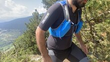 Si los  bidones de la Ultimate Direction Ultra Vest 6.0 no van llenos tienden a escurrirse dentro del bolsillo.